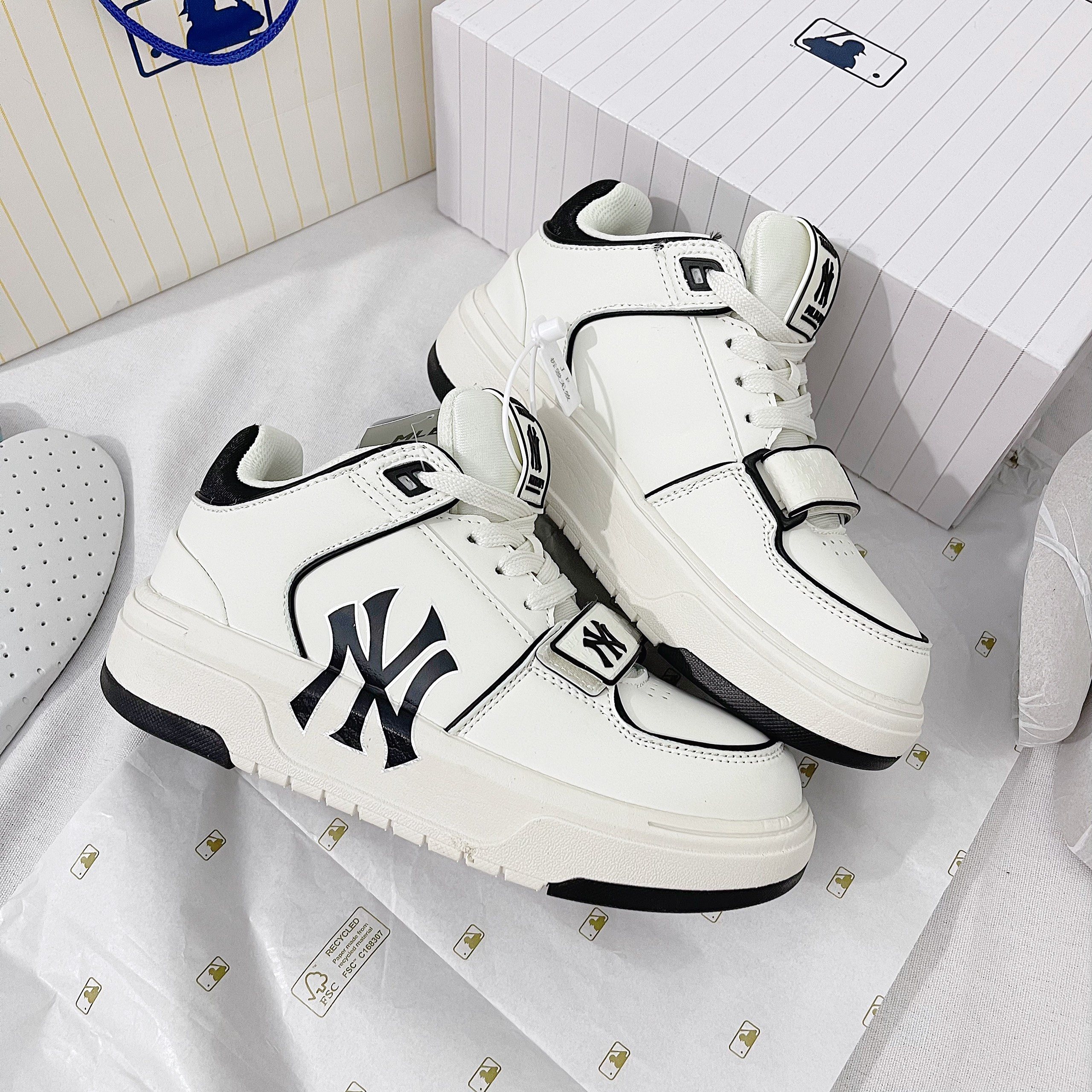 Giày MLB Chunky Liner Mid New York Yankees 'White Black' - Best Quality Giày MLB Chunky Liner Mid New York Yankees 'White Black'_yoyo1sneaker