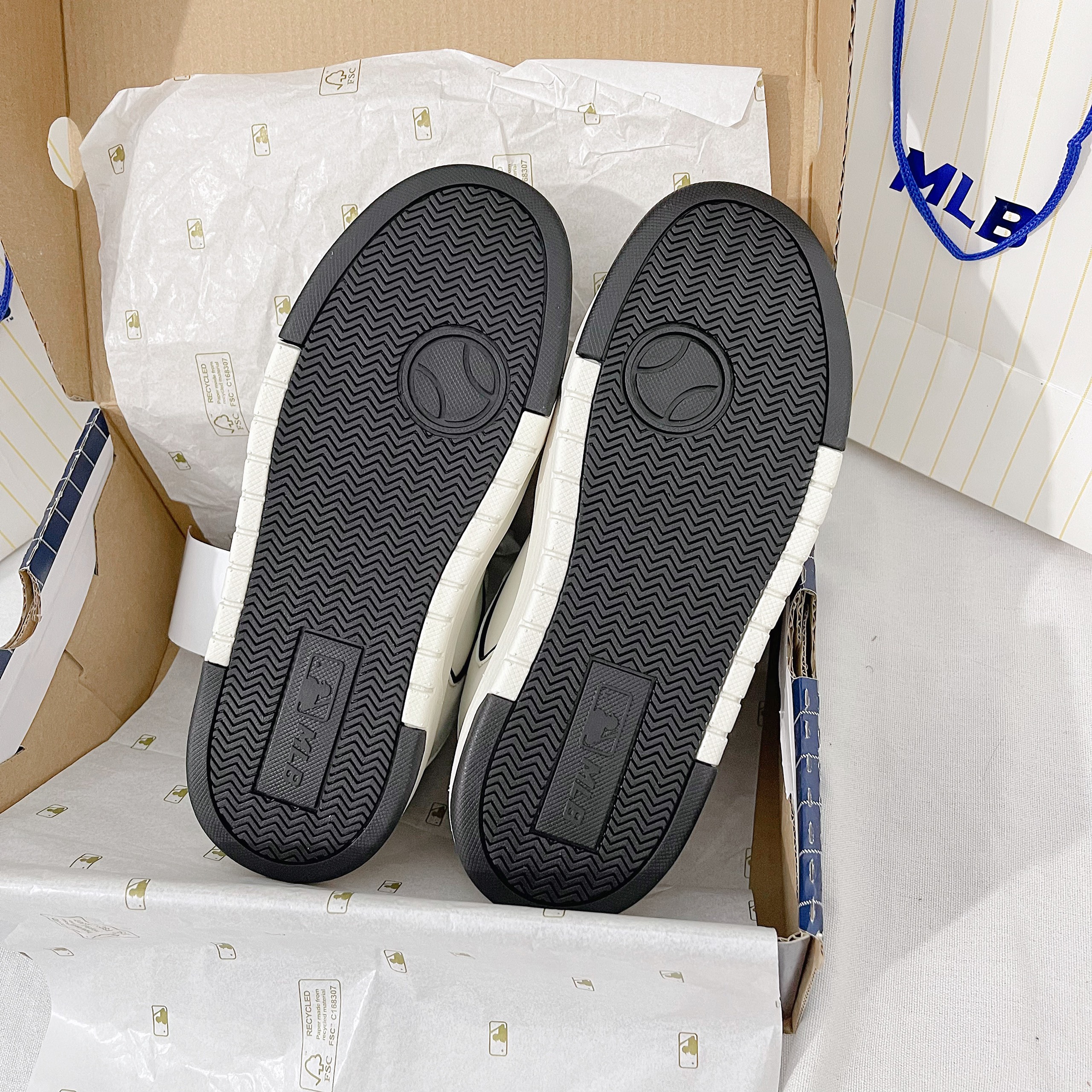 Giày MLB Chunky Liner Mid New York Yankees 'White Black' - Best Quality Giày MLB Chunky Liner Mid New York Yankees 'White Black'_yoyo1sneaker
