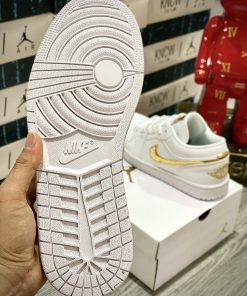 giay sneaker yoyo1 nike jordan metallic gold scaled