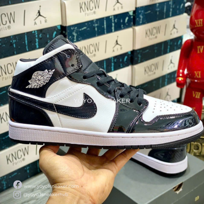 Nike Air Jordan Là Gì? Tất Tần Tật Về Jordan Huyền Thoại Nike Air Jordan 1 Mid "Carbon Fiber" - YoYo1 Sneaker
