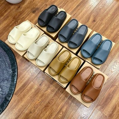 Yeezy Slide: Phong Cách Độc Đáo và Thoải Mái Không Đối Thủ Yeezy Slide