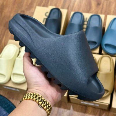 Yeezy Slide: Phong Cách Độc Đáo và Thoải Mái Không Đối Thủ Yeezy Slide