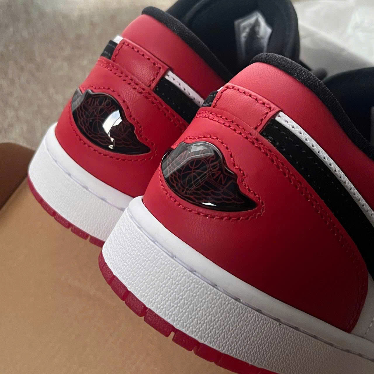 Nike Air Jordan 1 'Black Toe' 2025 Nike Air Jordan 1 'Black Toe' 2025 - Ảnh 3