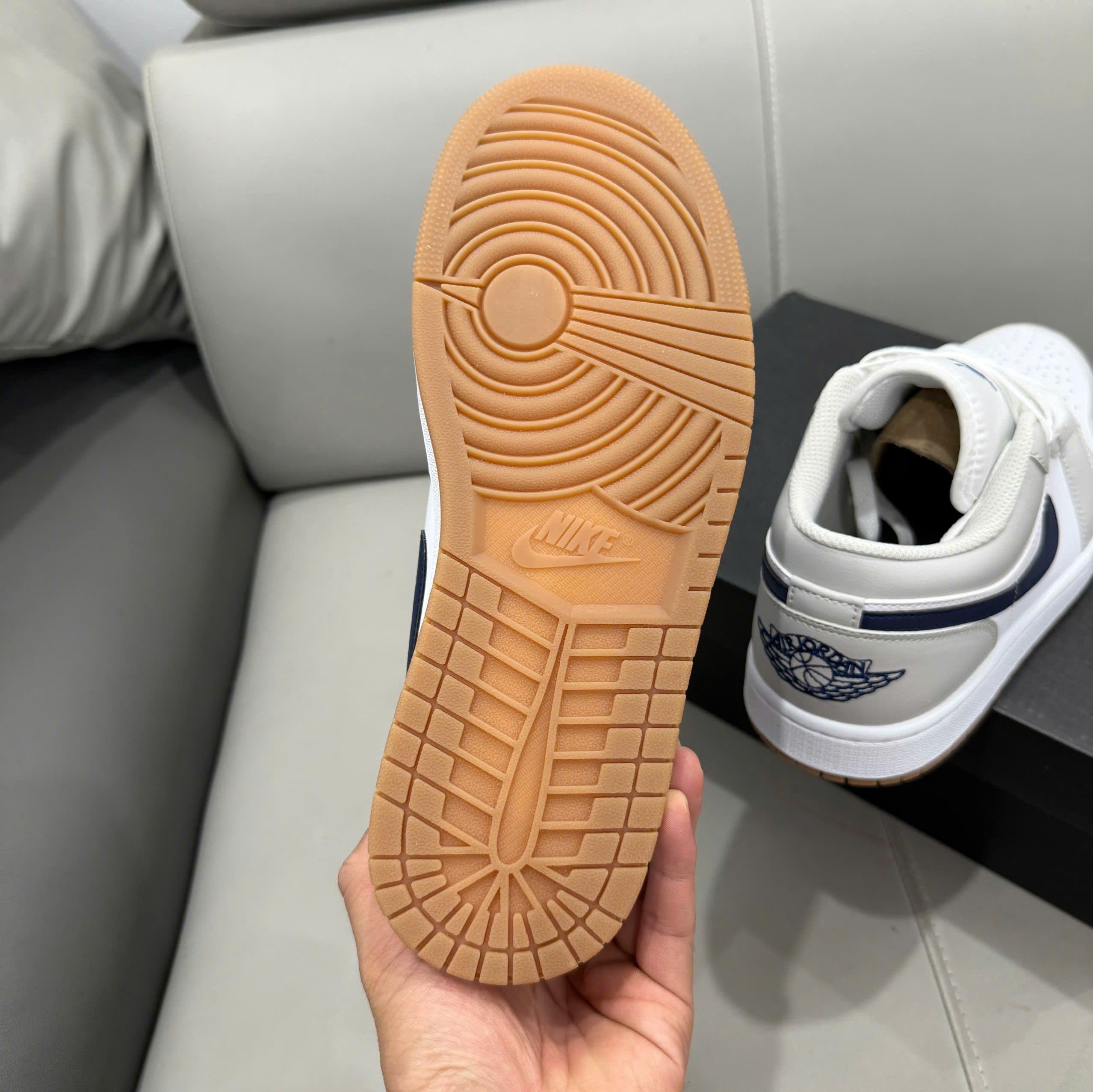 Nike Air Jordan 1 Low 'Georgetown' 2025 Nike Air Jordan 1 Low 'Georgetown' 2025 - Ảnh 7